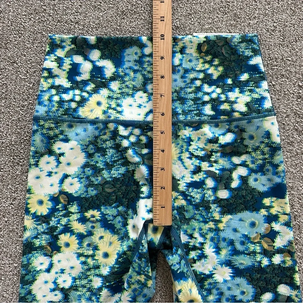 aerie Offline Goals 3D 7" Inseam Bike Shorts in Blue Path Size Medium - Picture 6 of 7